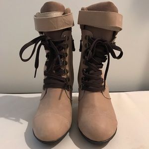 Tan lace up boots !